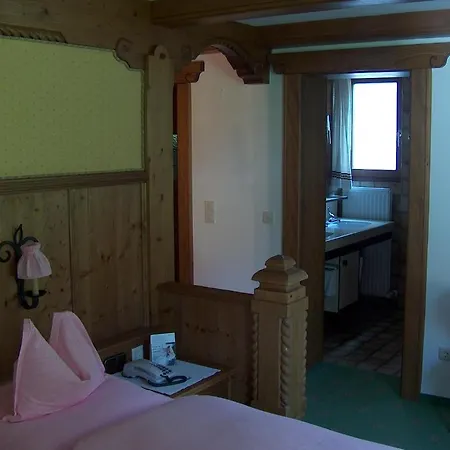 Hotel-garni Felsenhof Lech