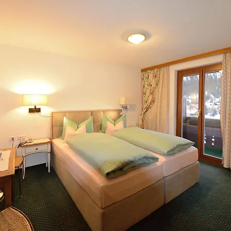 Hotel-garni Felsenhof Lech